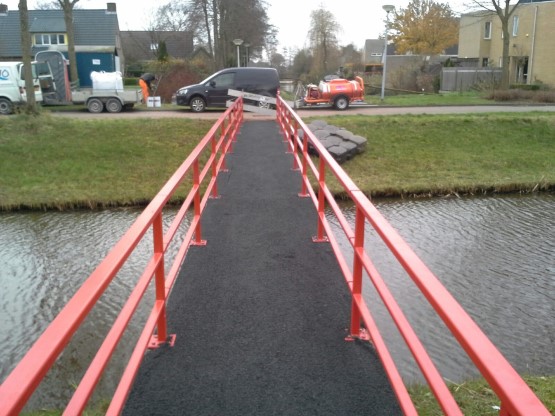 Slijtlaag aanbrengen op voetgangers- en fietsbrug te Meppel